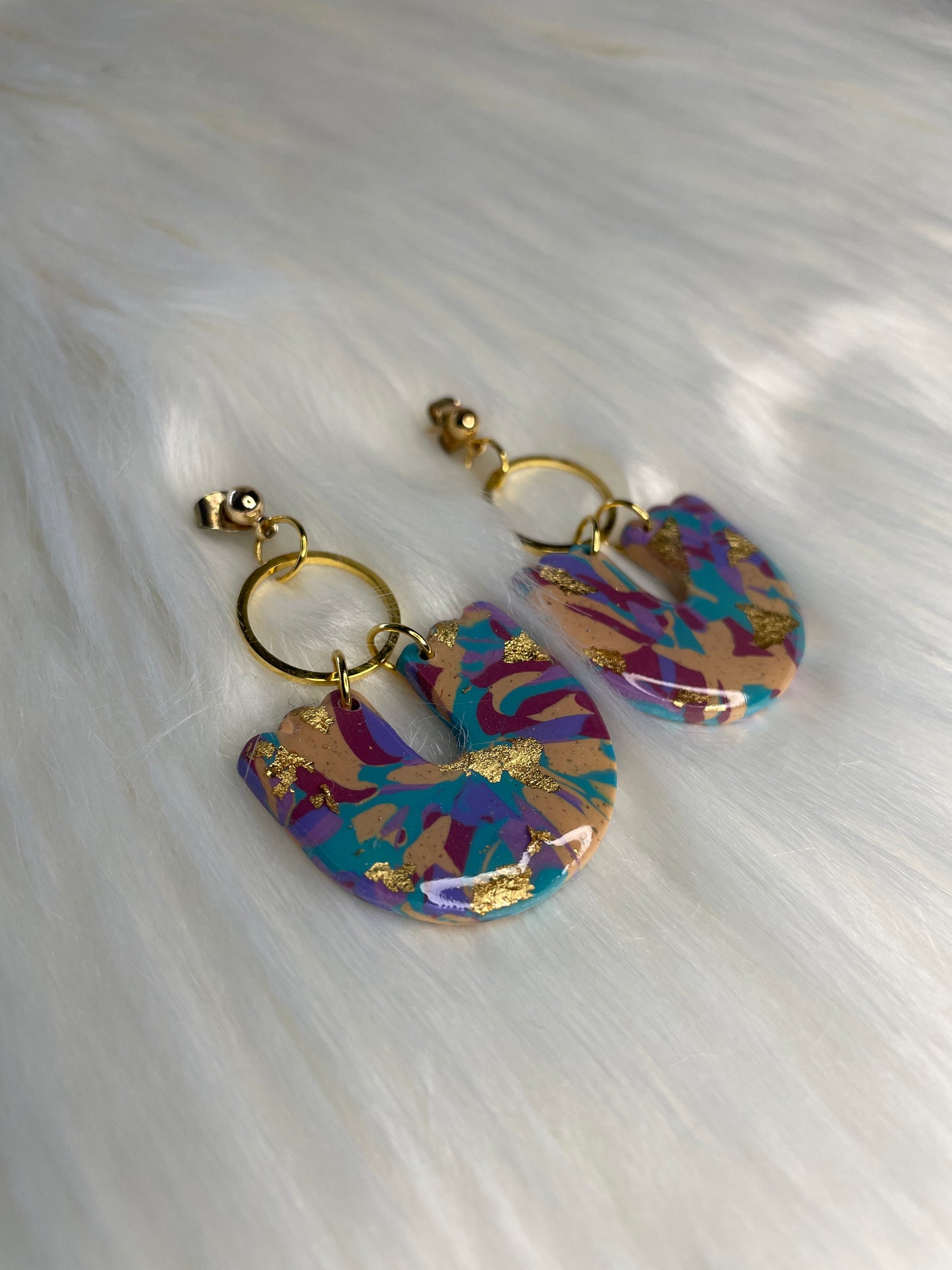 Multicolored U-shaped dangles