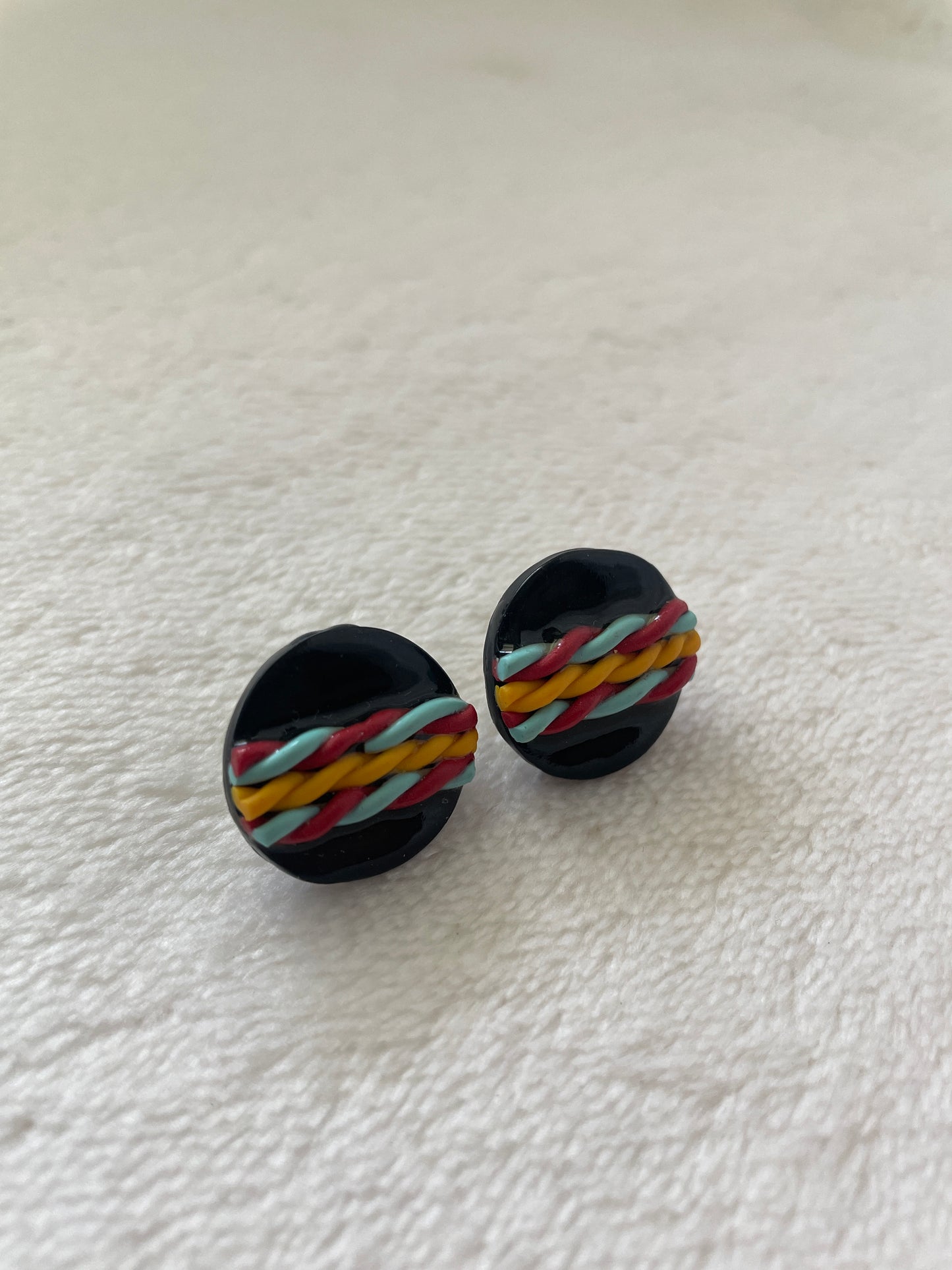 Round woven studs