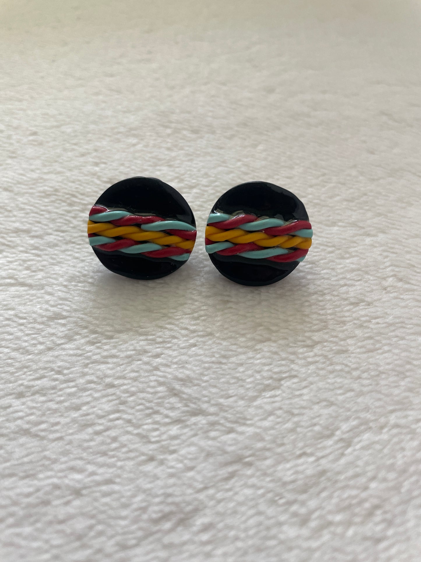 Round woven studs